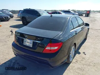 2014 Mercedes-Benz C 250 Sport z VIN WDDGF4HB3EG205312, wystawiony jako IAAI lot #42187909 z przebiegiem 136 079 mil mil oraz . Historia ofert i sprzedaży dostępna na DreamBid. Obrazek 4.