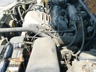 1997 Toyota Camry LE z VIN 4T1BG22KXVU063763, wystawiony jako IAAI lot #42149688 z przebiegiem 221 909 mil mil oraz . Historia ofert i sprzedaży dostępna na DreamBid. Obrazek 13.