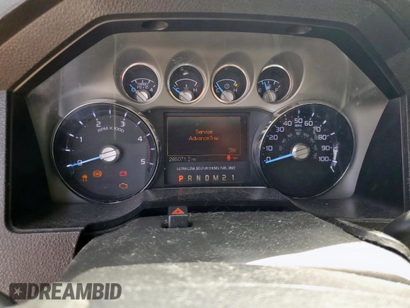2011 Ford F-250 XL z VIN 1FT7W2BTXBEA89677, wystawiony jako Copart lot #55258135 z przebiegiem 285 071 mil mil oraz Czysty tytuł • Clean title. Historia ofert i sprzedaży dostępna na DreamBid. Obrazek 9.