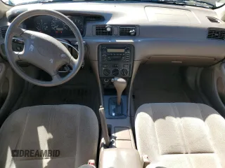2000 Toyota Camry CE z VIN 4T1BG22K0YU699662, wystawiony jako Copart lot #47949165 z przebiegiem 270 179 mil mil oraz Szkoda całkowita • Salvage title. Historia ofert i sprzedaży dostępna na DreamBid. Obrazek 8.