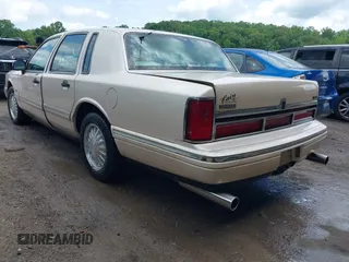 1997 Lincoln Town Car Cartier z VIN 1LNLM83W9VY687984, wystawiony jako IAAI lot #42234200 z przebiegiem 240 443 mil mil oraz . Historia ofert i sprzedaży dostępna na DreamBid. Obrazek 3.