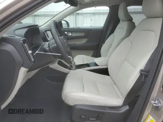 2024 Volvo XC40 Ultimate Dark Theme z VIN YV4L12UM1R2281761, wystawiony jako Copart lot #65295704 z przebiegiem 6 113 mil mil oraz Szkoda całkowita • Salvage title. Historia ofert i sprzedaży dostępna na DreamBid. Obrazek 7.