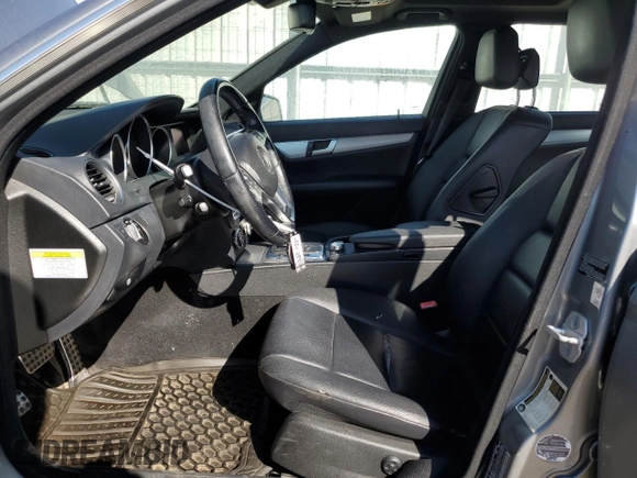 2013 Mercedes-Benz C 300 Sport с VIN WDDGF8AB8DR297960, выставлен на аукционе Copart как лот 61565455 с пробегом 72 818 миль миль и Списание • Salvage title. История ставок и продаж доступна на DreamBid. Изображение 7.
