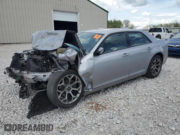 2018 Chrysler 300 S z VIN 2C3CCABG4JH262027, wystawiony jako Copart lot #54583555 z przebiegiem 79 312 mil mil oraz Szkoda całkowita • Salvage title. Historia ofert i sprzedaży dostępna na DreamBid. Obrazek 1.