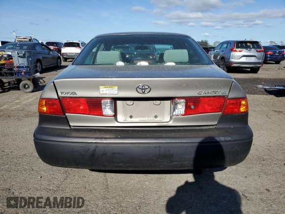 2000 Toyota Camry CE z VIN 4T1BG22K0YU692937, wystawiony jako Copart lot #57456985 z przebiegiem 116 617 mil mil oraz Szkoda całkowita • Salvage title. Historia ofert i sprzedaży dostępna na DreamBid. Obrazek 6.