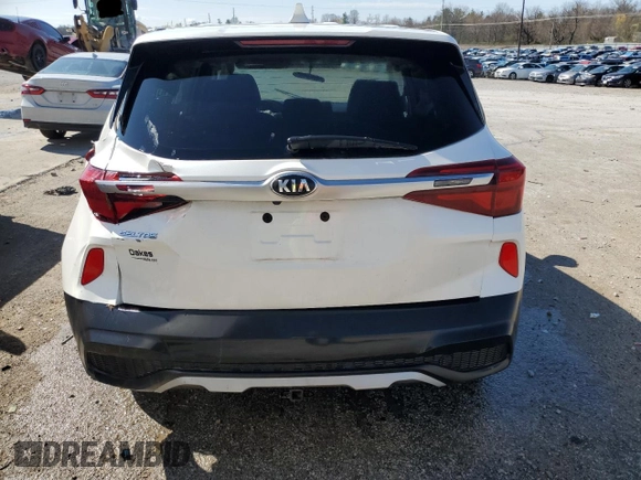 2021 Kia Seltos LX z VIN KNDEPCAA7M7082459, wystawiony jako Copart lot #50494035 z przebiegiem 63 409 mil mil oraz Szkoda całkowita • Salvage title. Historia ofert i sprzedaży dostępna na DreamBid. Obrazek 6.