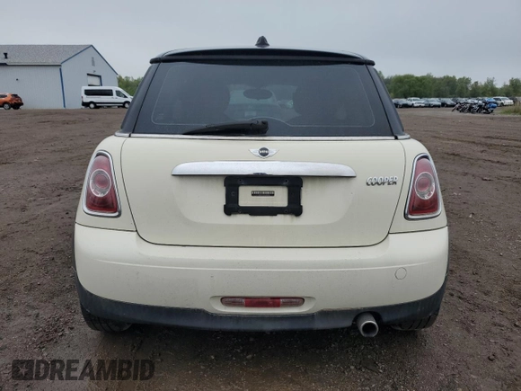 2011 MINI Hardtop z VIN WMWSU3C56BT096298, wystawiony jako Copart lot #55764375 z przebiegiem 141 499 mil mil oraz Szkody całkowita. Historia ofert i sprzedaży dostępna na DreamBid. Obrazek 6.