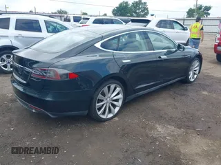2013 Tesla Model S с VIN 5YJSA1DG9DFP06457, выставлен на аукционе IAAI как лот 42432903 с пробегом 108 007 миль миль и . История ставок и продаж доступна на DreamBid. Изображение 4.