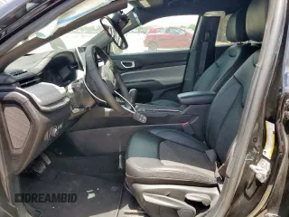 2025 Jeep Compass Latitude z VIN 3C4NJDBN1ST523066, wystawiony jako Copart lot #62210785 z przebiegiem 17 662 mil mil oraz Czysty tytuł • Clean title. Historia ofert i sprzedaży dostępna na DreamBid. Obrazek 7.