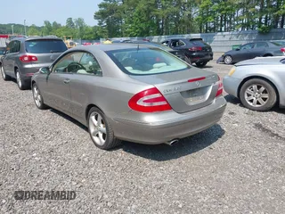 2005 Mercedes-Benz CLK 320 z VIN WDBTJ65J55F152695, wystawiony jako IAAI lot #42442117 z przebiegiem 180 458 mil mil oraz . Historia ofert i sprzedaży dostępna na DreamBid. Obrazek 3.