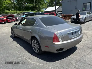 2006 Maserati Quattroporte z VIN ZAMCE39A960021168, wystawiony jako Copart lot #56921785 z przebiegiem 54 505 mil mil oraz Tytuł czysty. Historia ofert i sprzedaży dostępna na DreamBid. Obrazek 3.