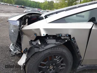 2024 Tesla Cybertruck z VIN 7G2CEHED7RA041694, wystawiony jako IAAI lot #41960418 z przebiegiem 1 177 mil mil oraz . Historia ofert i sprzedaży dostępna na DreamBid. Obrazek 6.