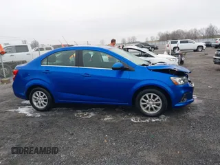 2018 Chevrolet Sonic LT z VIN 1G1JD5SHXJ4120089, wystawiony jako IAAI lot #41447426 z przebiegiem 42 931 mil mil oraz . Historia ofert i sprzedaży dostępna na DreamBid. Obrazek 13.
