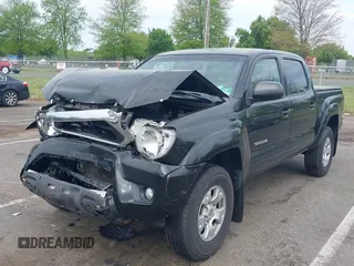 2013 Toyota Tacoma z VIN 3TMLU4EN5DM107819, wystawiony jako IAAI lot #42167593 z przebiegiem 196 714 mil mil oraz . Historia ofert i sprzedaży dostępna na DreamBid. Obrazek 2.