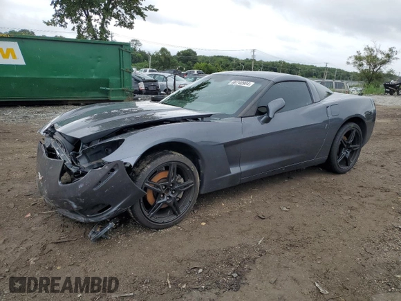 2011 Chevrolet Corvette 1LT z VIN 1G1YE2DW8B5105978, wystawiony jako Copart lot #75264194 z przebiegiem 144 427 mil mil oraz Szkoda całkowita • Salvage title. Historia ofert i sprzedaży dostępna na DreamBid. Obrazek 1.