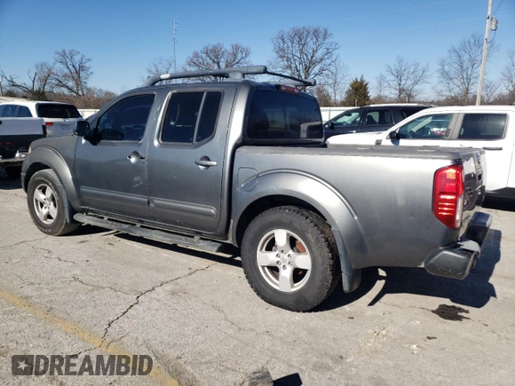 2005 Nissan Frontier LE z VIN 1N6AD07U85C447101, wystawiony jako Copart lot #42063795 z przebiegiem 249 884 mil mil oraz Szkoda całkowita • Salvage title. Historia ofert i sprzedaży dostępna na DreamBid. Obrazek 2.