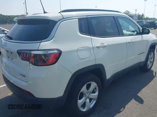 2020 Jeep Compass Latitude z VIN 3C4NJDBBXLT168695, wystawiony jako IAAI lot #42476489 z przebiegiem 23 213 mil mil oraz . Historia ofert i sprzedaży dostępna na DreamBid. Obrazek 4.