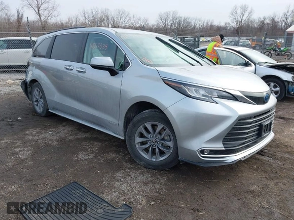 2021 Toyota Sienna XLE with VIN 5TDYRKEC1MS068172, listed as a IAAI auction lot 41557339 with 35,734 mi miles. Bid and sale history available at carsss.com. Image 1.