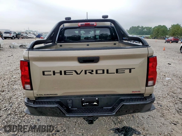 2024 Chevrolet Colorado 4WD Trail Boss z VIN 1GCPTEEK0R1118182, wystawiony jako Copart lot #57775425 z przebiegiem 2 590 mil mil oraz Szkoda całkowita • Salvage title. Historia ofert i sprzedaży dostępna na DreamBid. Obrazek 6.