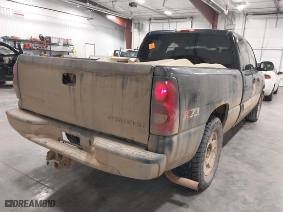2005 Chevrolet Silverado 1500 Z71 with VIN 1GCEK19B75Z113621, listed as a IAAI auction lot 41972244 with 309,060 mi miles. Bid and sale history available at carsss.com. Image 4.