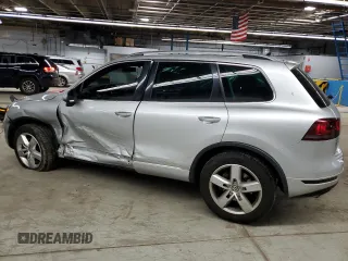 2012 Volkswagen Touareg Lux z VIN WVGEF9BP2CD010105, wystawiony jako Copart lot #52517015 z przebiegiem 74 279 mil mil oraz Szkoda całkowita • Salvage title. Historia ofert i sprzedaży dostępna na DreamBid. Obrazek 2.