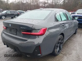 2025 BMW 3 Series 330i xDrive z VIN 3MW89CW03S8F10916, wystawiony jako IAAI lot #41796919 z przebiegiem 1497 mil mil oraz . Historia ofert i sprzedaży dostępna na DreamBid. Obrazek 4.