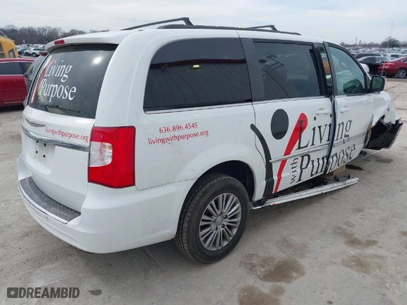 2014 Chrysler Town & Country Touring-L 30th Anniversary with VIN 2C4RC1CG2ER351485, listed as a IAAI auction lot 41599197 with 118,022 mi miles. Bid and sale history available at carsss.com. Image 4.