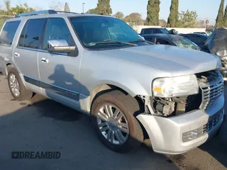 2011 Lincoln Navigator z VIN 5LMJJ2H54BEJ08617, wystawiony jako IAAI lot #41435564 z przebiegiem 188 814 mil mil oraz . Historia ofert i sprzedaży dostępna na DreamBid. Obrazek 1.