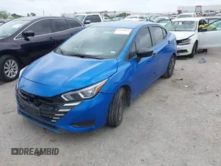 2023 Nissan Versa S z VIN 3N1CN8DV1PL832773, wystawiony jako IAAI lot #42140621 z przebiegiem 46 635 mil mil oraz . Historia ofert i sprzedaży dostępna na DreamBid. Obrazek 2.