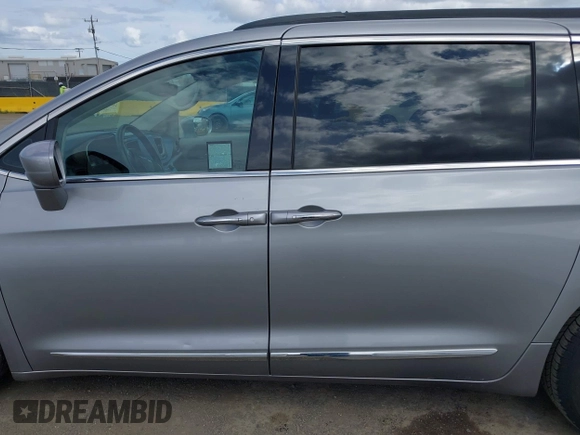 2017 Chrysler Pacifica Touring L with VIN 2C4RC1BG1HR803027, listed as a IAAI auction lot 41896775 with 112,896 mi miles and . Bid and sale history available at DreamBid. Image 14.