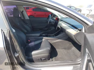 2019 Tesla Model 3 Mid Range z VIN 5YJ3E1EA7KF298816, wystawiony jako IAAI lot #42194478 z przebiegiem 86 017 mil mil oraz . Historia ofert i sprzedaży dostępna na DreamBid. Obrazek 5.