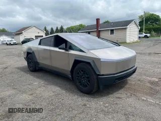 2024 Tesla Cybertruck z VIN 7G2CEHED1RA016631, wystawiony jako Copart lot #57473805 z przebiegiem 5607 mil mil oraz Tytuł czysty. Historia ofert i sprzedaży dostępna na DreamBid. Obrazek 4.