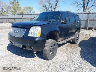 2008 GMC Yukon Denali with VIN 1GKFK63888J136525, listed as a IAAI auction lot 41975399 with 210,624 mi miles. Bid and sale history available at carsss.com. Image 2.