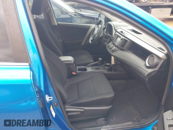2017 Toyota RAV4 LE z VIN 2T3ZFREV4HW383558, wystawiony jako IAAI lot #42017533 z przebiegiem 113 172 mil mil oraz . Historia ofert i sprzedaży dostępna na DreamBid. Obrazek 5.