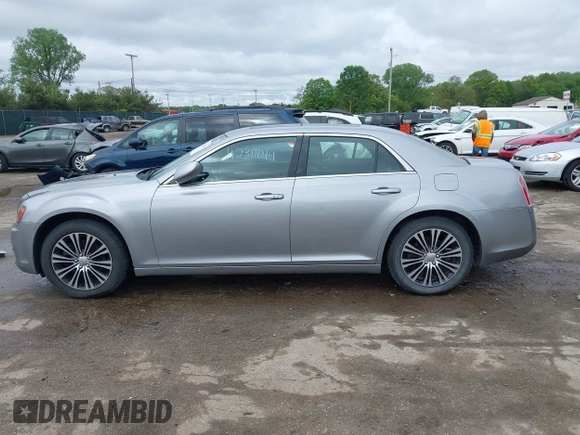 2014 Chrysler 300 S z VIN 2C3CCAGG1EH161994, wystawiony jako IAAI lot #42311014 z przebiegiem 168 002 mil mil oraz . Historia ofert i sprzedaży dostępna na DreamBid. Obrazek 15.