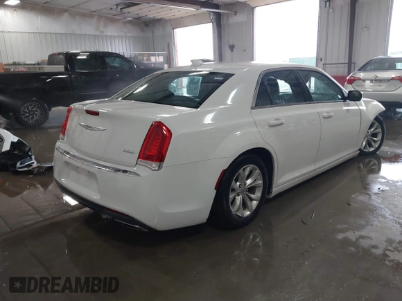 2015 Chrysler 300 Limited with VIN 2C3CCAAG1FH930942, listed as a IAAI auction lot 40791373 with 175,775 mi miles. Bid and sale history available at carsss.com. Image 4.