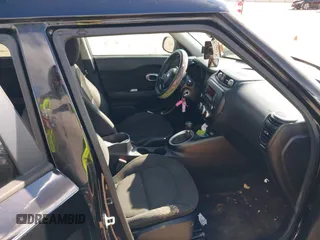 2015 Kia Soul z VIN KNDJN2A21F7126885, wystawiony jako IAAI lot #38411087 z przebiegiem 181 239 mil mil oraz . Historia ofert i sprzedaży dostępna na DreamBid. Obrazek 5.