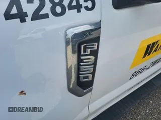 2019 Ford F-350 XL с VIN 1FD7X3A68KEG78527, выставлен на аукционе IAAI как лот 42636585 с пробегом 145 652 миль миль и . История ставок и продаж доступна на DreamBid. Изображение 15.