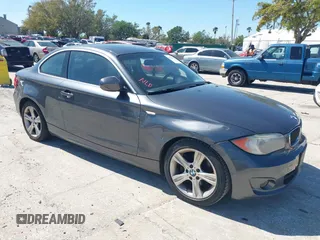 2013 BMW 1 Series 128i с VIN WBAUP9C55DVS94333, выставлен на аукционе IAAI как лот 41751073 с пробегом 141 467 миль миль и . История ставок и продаж доступна на DreamBid. Изображение 1.