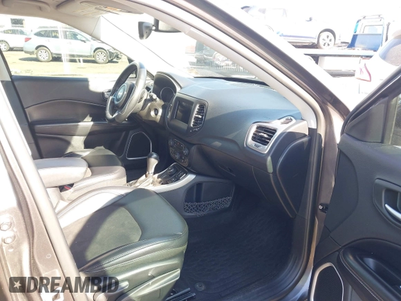 2017 Jeep Compass Latitude z VIN 3C4NJDBB9HT667415, wystawiony jako IAAI lot #40755033 z przebiegiem 106 943 mil mil oraz . Historia ofert i sprzedaży dostępna na DreamBid. Obrazek 5.
