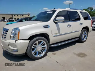 2008 Cadillac Escalade z VIN 1GYEC638X8R166660, wystawiony jako Copart lot #58272785 z przebiegiem 129 470 mil mil oraz Szkoda całkowita • Salvage title. Historia ofert i sprzedaży dostępna na DreamBid. Obrazek 1.