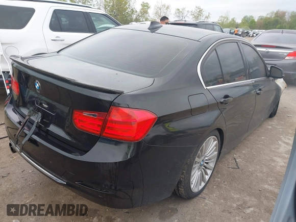 2013 BMW 3 Series 328i xDrive z VIN WBA3B3C55DF536295, wystawiony jako IAAI lot #42199448 z przebiegiem Nie podano mil oraz . Historia ofert i sprzedaży dostępna na DreamBid. Obrazek 4.