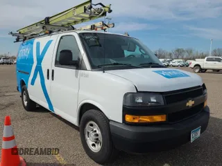 2018 Chevrolet Express Cargo z VIN 1GCWGAFPXJ1318302, wystawiony jako IAAI lot #42566437 z przebiegiem 60 778 mil mil oraz . Historia ofert i sprzedaży dostępna na DreamBid. Obrazek 1.