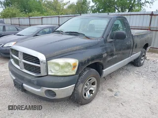 2007 Dodge 1500 ST z VIN 1D7HA16227J564919, wystawiony jako IAAI lot #42250566 z przebiegiem 100 515 mil mil oraz . Historia ofert i sprzedaży dostępna na DreamBid. Obrazek 2.
