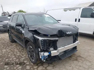 2025 Kia Sorento S z VIN 5XYRL4JC9SG342414, wystawiony jako IAAI lot #42211964 z przebiegiem 2 527 mil mil oraz . Historia ofert i sprzedaży dostępna na DreamBid. Obrazek 1.