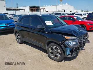 2024 Hyundai Venue SEL z VIN KMHRC8A38RU287093, wystawiony jako IAAI lot #41990051 z przebiegiem 13 519 mil mil oraz . Historia ofert i sprzedaży dostępna na DreamBid. Obrazek 1.