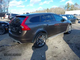 2016 Volvo V60 Cross Country T5 with VIN YV4612HK1G1018856, listed as a IAAI auction lot 41033744 with 120,451 mi miles. Bid and sale history available at carsss.com. Image 4.