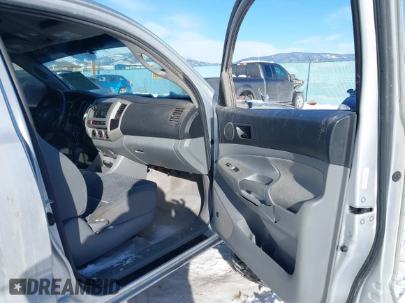 2006 Toyota Tacoma z VIN 5TELU42N06Z195981, wystawiony jako IAAI lot #41333261 z przebiegiem 216 216 mil mil oraz . Historia ofert i sprzedaży dostępna na DreamBid. Obrazek 5.