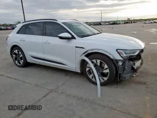 2021 Audi e-tron Premium z VIN WA1AAAGE7MB023949, wystawiony jako Copart lot #50706165 z przebiegiem 53 839 mil mil oraz Szkody całkowita. Historia ofert i sprzedaży dostępna na DreamBid. Obrazek 4.