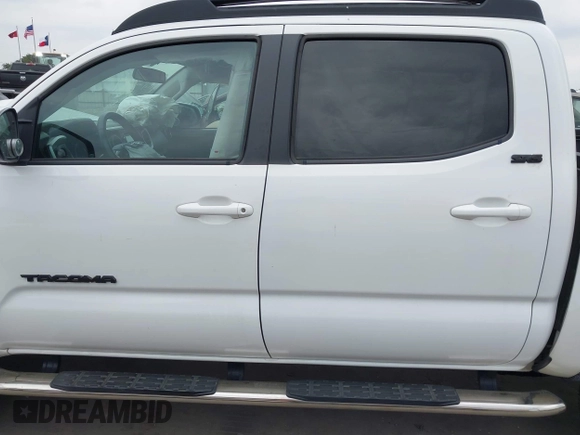 2016 Toyota Tacoma SR5 z VIN 5TFAZ5CN5GX018977, wystawiony jako IAAI lot #42303122 z przebiegiem 99 545 mil mil oraz . Historia ofert i sprzedaży dostępna na DreamBid. Obrazek 14.